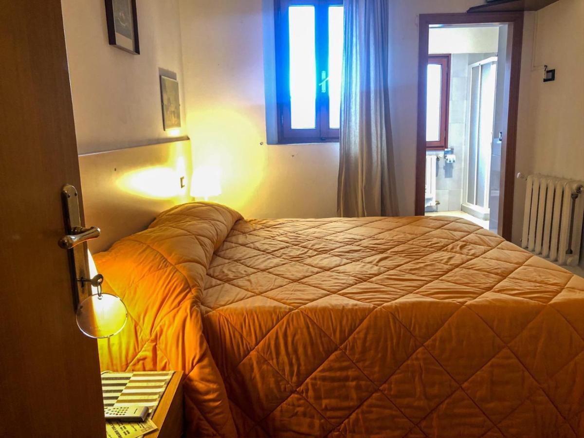 Albergo Ristorante La Torretta Кастильоне-деи-Пеполи Экстерьер фото